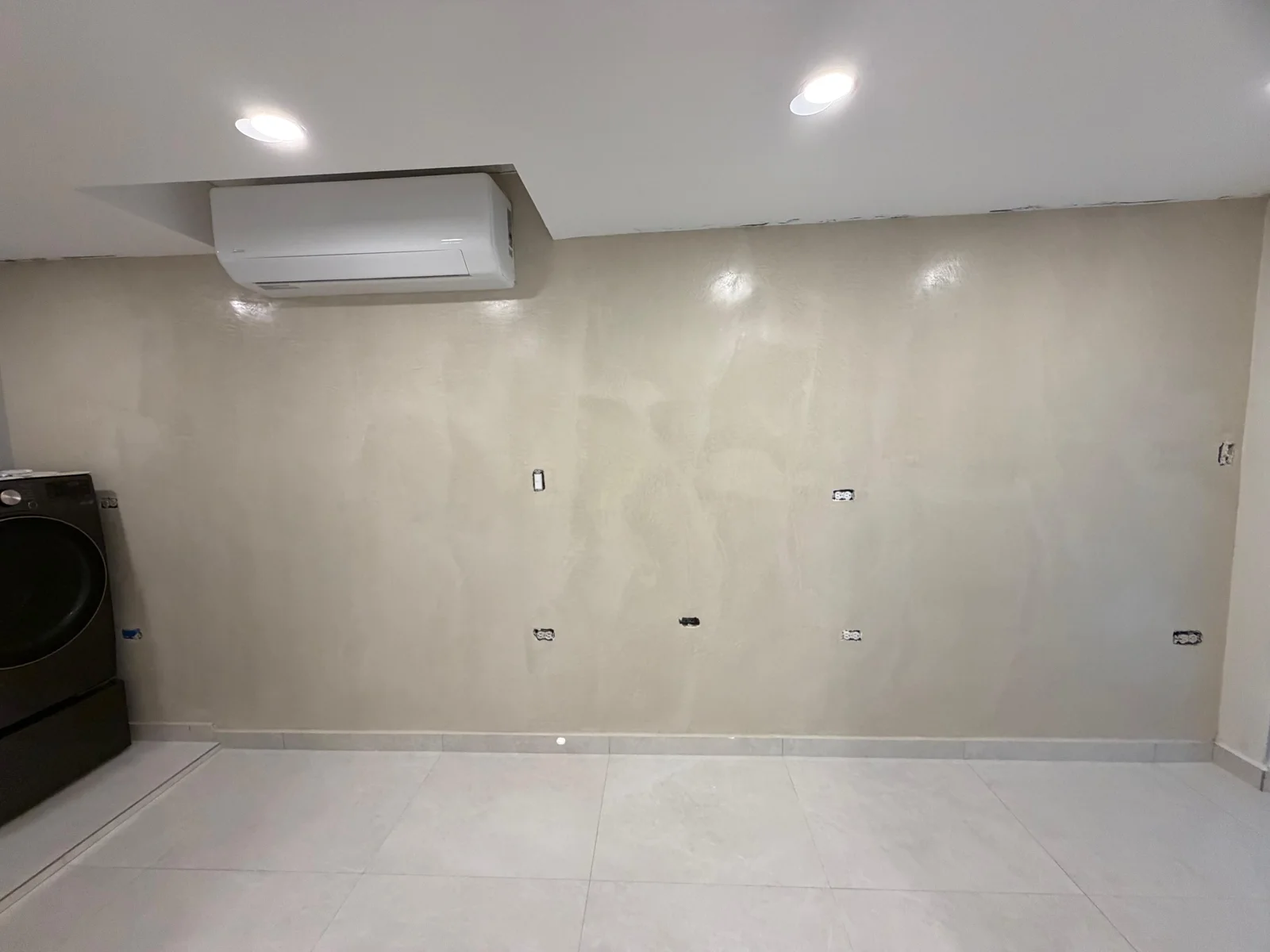 Pared decorativa de tono claro con variaciones de textura